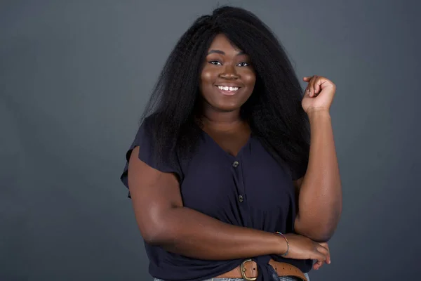 Image Cheerful Pretty African American Woman Standing Gray Wall Hand — Stock Photo, Image