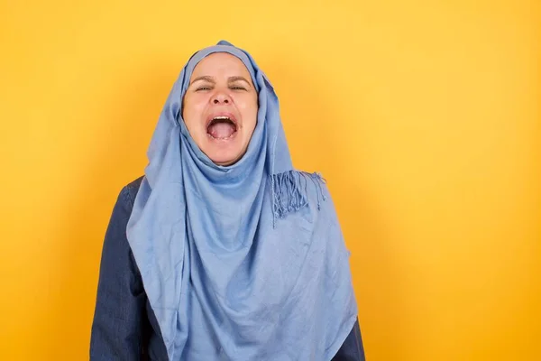 Stressful Middle Aged Muslim Woman Hijab Screams Panic Closes Eyes — Stock Photo, Image