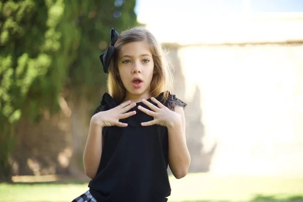 Shocked Scared Beautiful Young Girl Keeps Hands Chest Mouth Widely — Stock Photo, Image