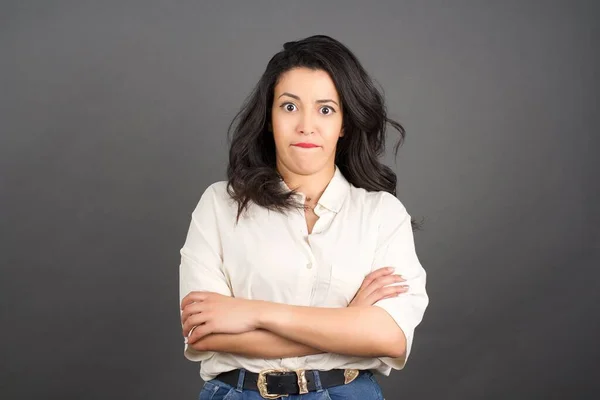 Mulher Morena Bonita Vestida Casualmente Com Braços Cruzados Contra Fundo — Fotografia de Stock