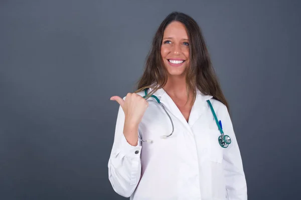 Omg Konsepti Şaşırmış Beyaz Kadın Doktor Şaşırmış Bir Ifadeyle Gözlerini — Stok fotoğraf