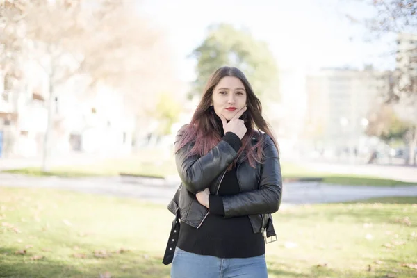 Jovem Mulher Bonita Parque — Fotografia de Stock