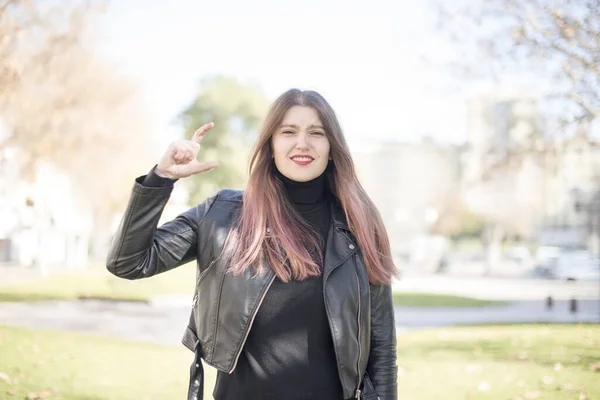 Jovem Bela Mulher Mostrando Pouco Gesto Parque — Fotografia de Stock