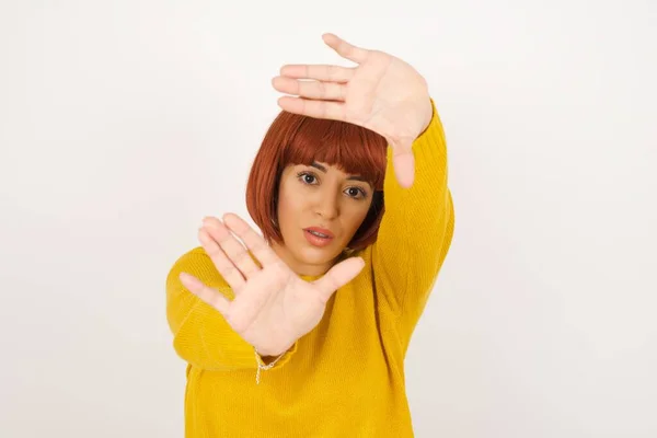 Gesterande Fingerram Porträtt Leende Vacker Ung Kvinna Tittar Kameran Och — Stockfoto