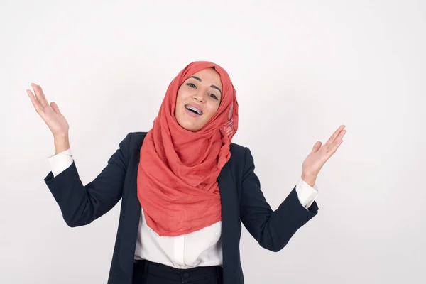 Fröhlich Schöne Muslimische Frau Trägt Schwarzen Blazer Und Hijab Und — Stockfoto