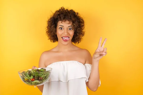 Innenporträt Einer Schönen Arabischen Frau Mit Salat Hintergrund Mit Optimistischem — Stockfoto