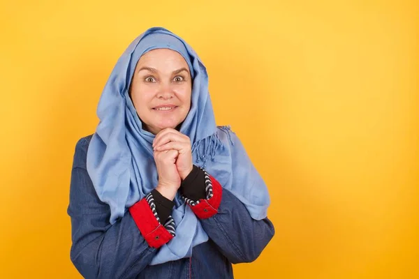 Marzycielska Czarująca Muzułmanka Średnim Wieku Hidżabie Przyjemnym Wyrazie Twarzy Trzymająca — Zdjęcie stockowe