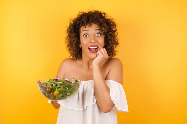 Studio Colpo Piacere Bella Donna Araba Con Insalata Tiene Mani — Foto Stock