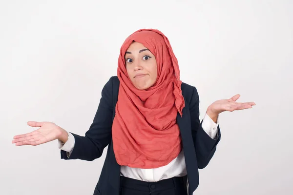 Μπερδεμένη Και Ανίδεη Όμορφη Μουσουλμάνα Γυναίκα Φοράει Μαύρο Σακάκι Και — Φωτογραφία Αρχείου