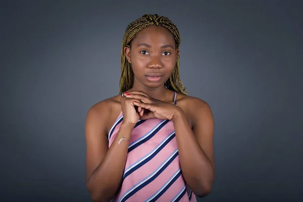 Verträumt Charmante Junge Afroamerikanerin Mit Angenehmem Gesichtsausdruck Hält Die Hände — Stockfoto