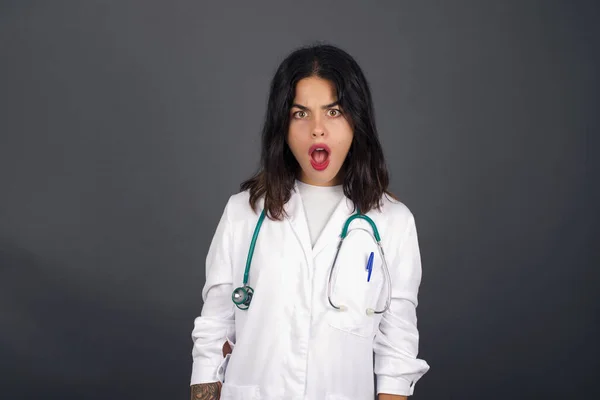 Expresiones Faciales Impresionada Doctora Estupefacta Vistiendo Uniforme Médico Siente Aturdida — Foto de Stock