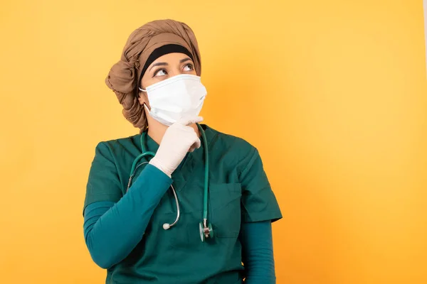 Prise Vue Contemplative Réfléchie Jeune Belle Femme Médecin Musulmane Uniforme — Photo