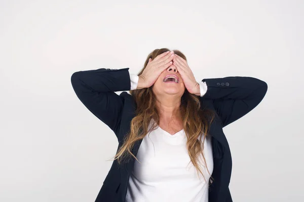 Scioccato Panico Donna Mezza Età Vestita Con Abiti Alla Moda — Foto Stock