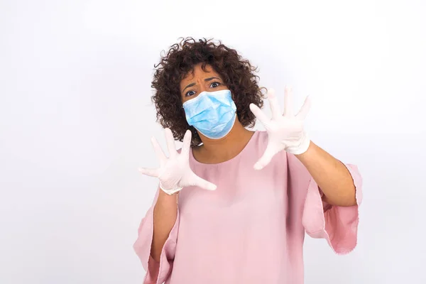 Mulher Vestindo Máscara Facial Luvas Roupas Casuais Isolado Fundo Estúdio — Fotografia de Stock