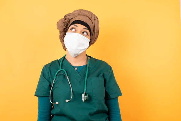 Ευχάριστη Εμφάνιση Όμορφη Νεαρή Μουσουλμάνα Γιατρός Γυναίκα Πράσινη Ιατρική Στολή — Φωτογραφία Αρχείου