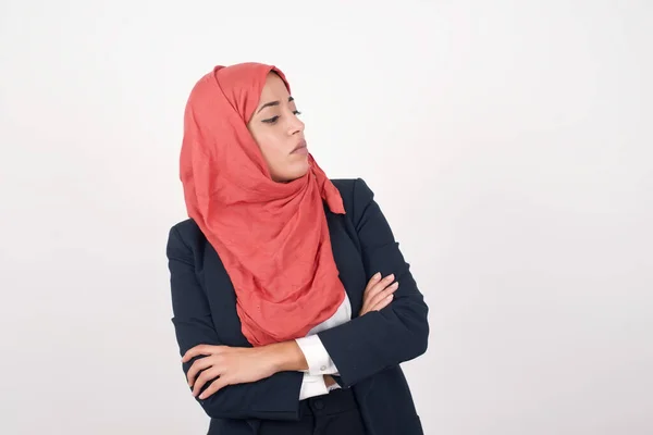 Imagem Chateado Mulher Muçulmana Bonita Usa Blazer Preto Hijab Dentro — Fotografia de Stock