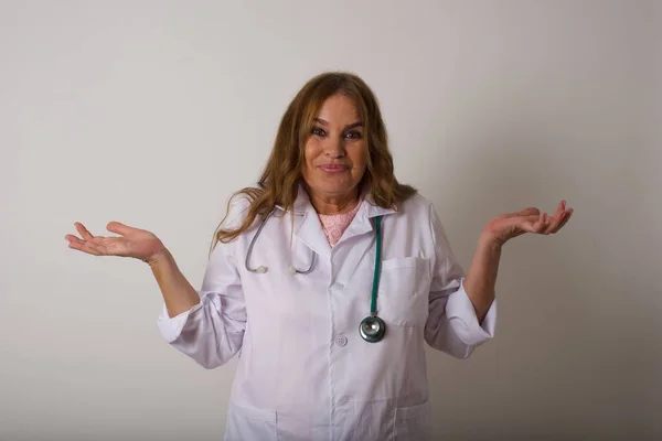 Mulher Médica Caucasiana Madura Confusa Sem Noção Vestindo Uniforme Médico — Fotografia de Stock