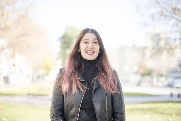 Jovem Bela Mulher Sorrindo Parque — Fotografia de Stock