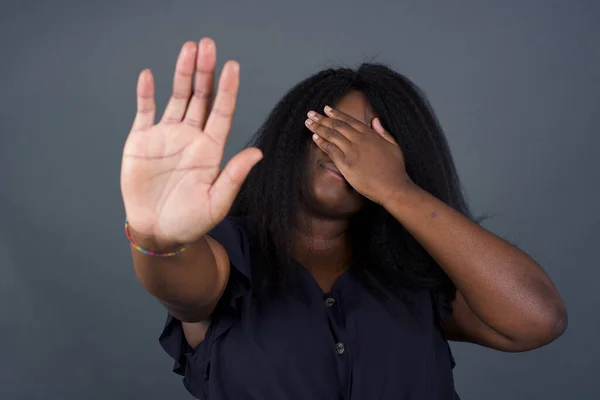 Ludzie Mowa Ciała Afroamerykanka Zakrywa Oczy Dłonią Robi Gest Zatrzymania — Zdjęcie stockowe