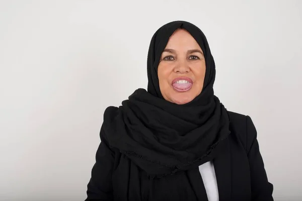 Belle Jeune Femme Musulmane Hijab Noir Avec Visage Heureux Drôle — Photo