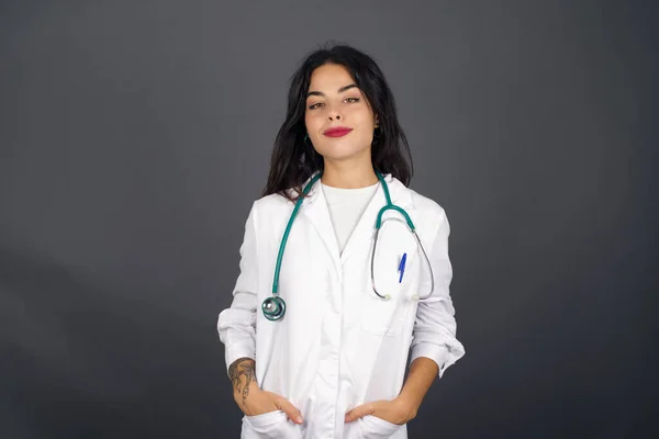 Jovem Mulher Médica Bonita Vestindo Uniforme Médico Sobre Fundo Isolado — Fotografia de Stock