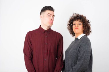 Tecrit edilmiş genç bir çift 