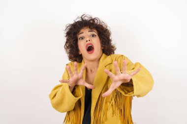 Tatmin olmayan kadın model kaşlarını çatar, iğrenç bir ifadeye sahiptir, dilini gösterir, itaatsizliğini gösterir, birilerine kızar, reddedenler bir şeyler yapar. İnsanlar ve olumsuz yüz ifadeleri