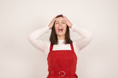 Şok olmuş beyaz kız şık giyinmiş kafasında el ele tutuşmuş ve umutsuzluk ve hüsran içinde çığlık atıyordu. Uçağa geç kalıyordu, gözleri dehşet içindeydi, ağzı açıktı.