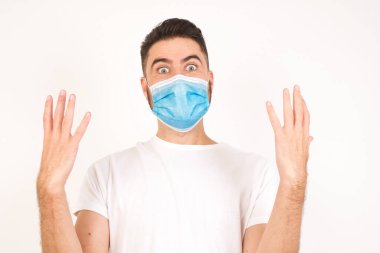 İnsanlar, başarı, galibiyet, zafer, heyecan, hedefler, kararlılık ve başarı konsepti. Neşeli, heyecanlı, tıbbi maske takan, tezahürat yapan, başarıyı kutlayan, yumruklarını sıkarak evet diye bağıran şanslı adam.