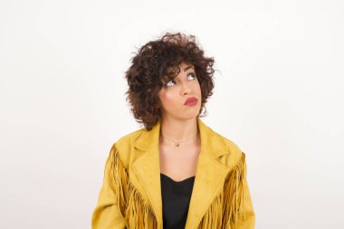 Hoş görünümlü genç bir kız öğrenci, düşünceli bir şekilde kenara bakıyor, üniversiteden sonra eylemler planlıyor, ne yapacağını hayal ediyor. Zeki kadın yeni projesini düşünüyor. Boşluğu griye kopyala.