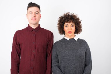 Tecrit edilmiş genç bir çift 