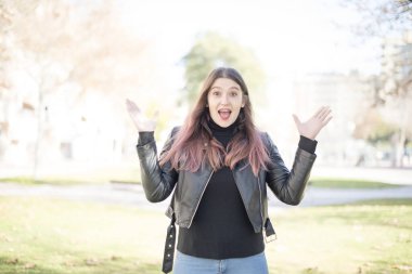 Genç ve güzel bir kadın parkta şaşırdı. 