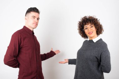 İzole edilmiş arka plan hareketleriyle genç bir çift 