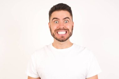 Beyaz tişörtlü beyaz bir genç. Geniş beyaz bir gülüşü var. Arkadaşlarıyla tanışıp güzel bir gün geçirmek için heyecanlı..