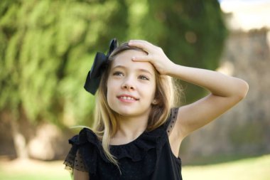 Tüh, ne yaptım ben? Güzel sarışın kız, korkmuş ve pişmanlık dolu bir ifadeyle elini alnından tutuyor. Açık havada günlük giysiler giyerek..