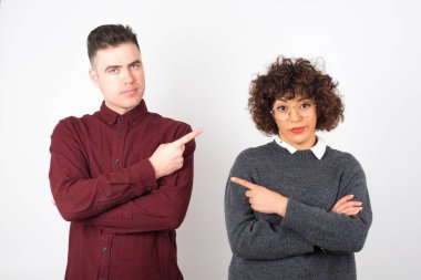  Moda reklamcılığı ya da promosyon metnin için stüdyo arka planının fotokopi çekimleri dışında birkaç puan daha..