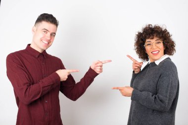  Birkaç puan bir yana, ağzı açık neşeli ve şaşırmış yüz ifadesi içeride inanılmaz bir şey gösteriyor. Reklam kavramı.