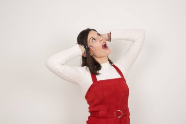 Güven ve cinsel ilişki konsepti. Çekici bir genç kızın portresi, el ele tutuşurken kendinden emin bir ifadeyle geniş bir gülümseme. Gri arkaplanda duruyor.