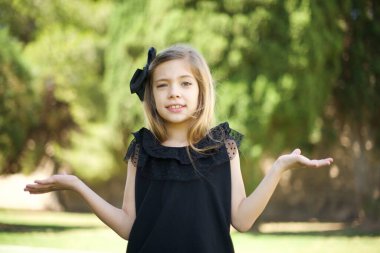 Ne olmuş yani? Kibirli, rahatsız edilmemiş, güzel görünümlü, modern stil sahibi bir kızın portresi. Dikkatsiz eller silkiyor, yan yana gülümsüyor, nefes nefese kalmış, bariz bir şey söylüyor..