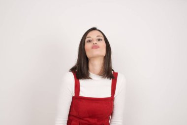 Hoş görünümlü genç bir bayan, dudaklarını öpecek gibi tutuyor, güler yüzlü, suratsız. Dışarıda dikiliyorum. Güzellik konsepti.