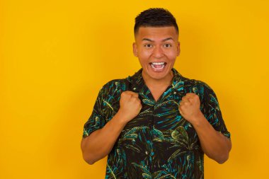  İspanyol adam başarısını ve zaferini kutluyor yumruklarını neşeyle sıkıyor. Hedefine ve amaçlarına ulaşmaktan mutlu olan şapkalı şanslı adam. Pozitif duygular, duygular..