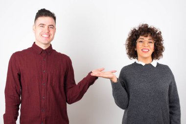 Pozitif mutlu çift diyor ki: Vay be, ne kadar heyecan verici, hayret verici bir ifade, boş uzayda izole edilmiş arka plan üzerinde açık elleri olan bir şey gösteriyor. Reklam kavramı.