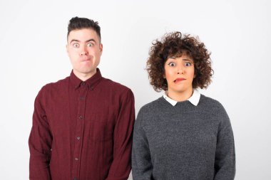 İzole edilmiş arka planda mutsuz genç bir çift 