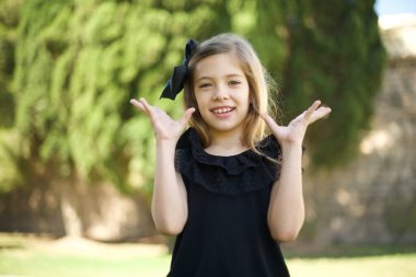  Kız bağırıyor, başarıyı kutluyor, evet diye bağırıyor. 