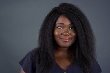  Stüdyoda poz veren güzel Afrikalı Amerikalı kadın. 