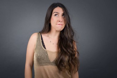 Gri arka planda duran güzel bir kadın.. 