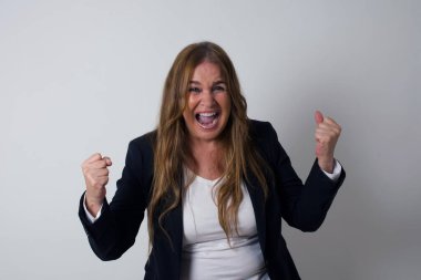  Duvarda yumrukları olan orta yaşlı güzel bir kadın..  