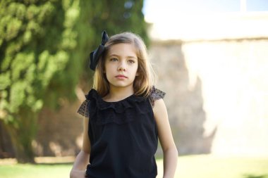 Parktaki genç ve güzel kız. Pozitif kişi.