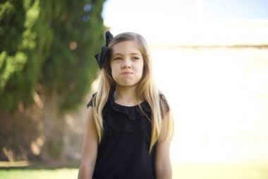 Komik yüzlü, güzel, genç bir kız. Havayla şişmiş ağız, çılgın bir ifade..