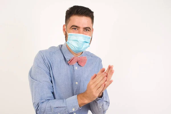 Junger Erfolgreicher Arzt Mit Medizinischer Maske Steht Vor Gelber Wand — Stockfoto
